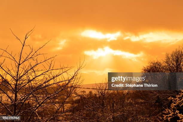 sunset and snow / coucher de soleil et neige - coucher de soleil fotografías e imágenes de stock