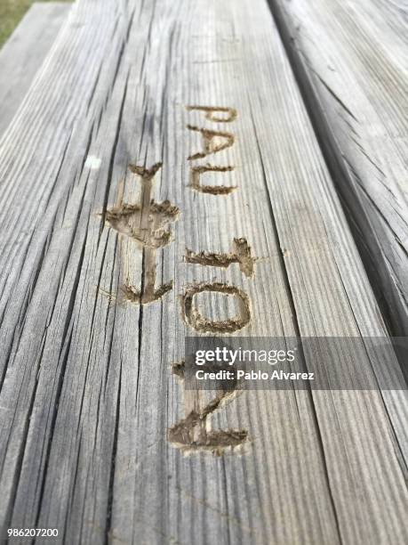 written words on a wood table - pablo alvarez stock-fotos und bilder