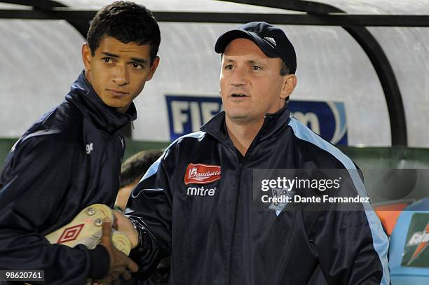 Cerro's coach Pablo Repetto talks to his players during their match as part of the Libertadores Cup 2010 at the Centenario Stadium on April 22, 2010...