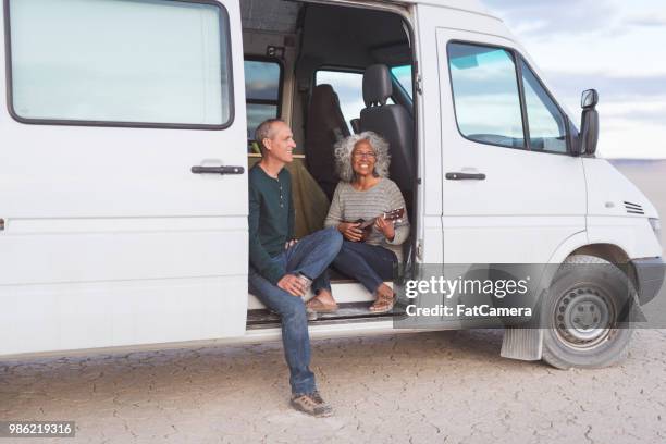 ¡pareja senior en el camino! - road warrior fotografías e imágenes de stock