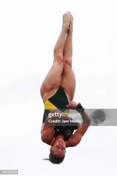 Alexandra Croak of Australia in action during the FINA Diving World Series 2010 at Leyes de Reforma pool on April 20, 2010 in Veracruz, Mexico.