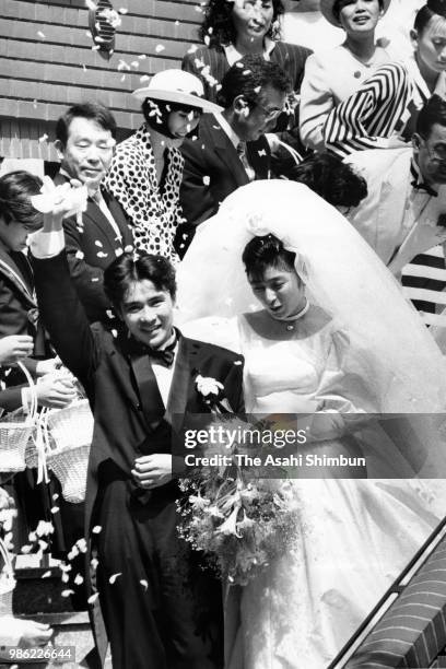 Singer Hiromi Go and actress Yurie Nitani are seen during their wedding on June 12, 1987 in Tokyo, Japan.