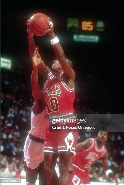 Armstrong of the Chicago Bulls goes up to shoot against the Washington Bullets during an NBA basketball game circa 1990 at the Capital Centre in...