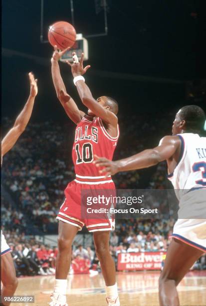 Armstrong of the Chicago Bulls shoots against the Washington Bullets during an NBA basketball game circa 1990 at the Capital Centre in Landover,...