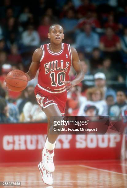 Armstrong of the Chicago Bulls dribbles the ball against the Washington Bullets during an NBA basketball game circa 1990 at the Capital Centre in...