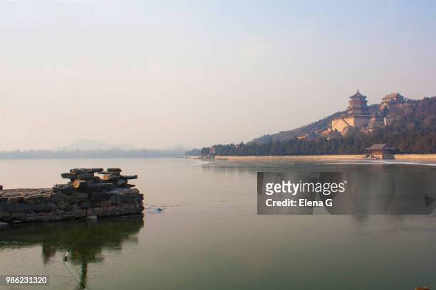 longevity hill and kunming lake, summer palace, beijing, china - lake palace stockfoto's en -beelden