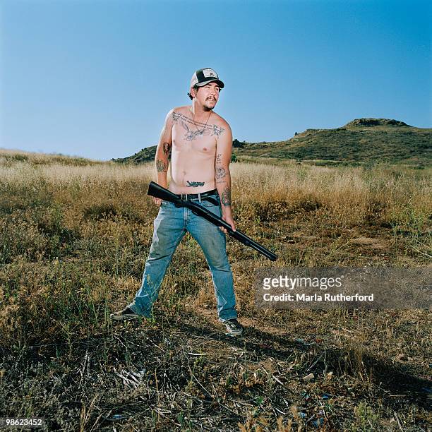 shirtless man holding shotgun - redneck - fotografias e filmes do acervo