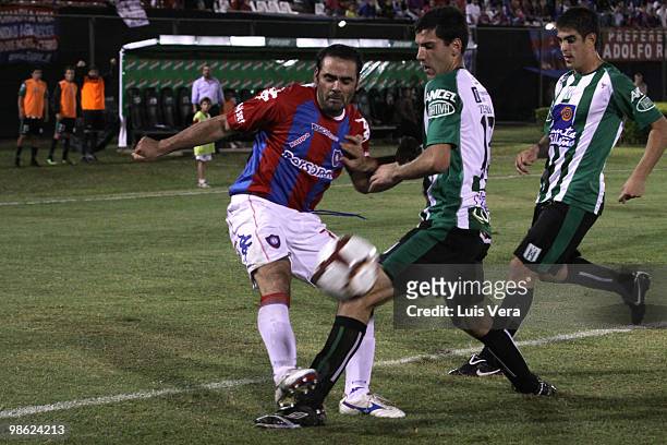 Cesar 'Tiger' Ramirez of Paraguayan Cerro Porteno fights for the ball with Dani Tejera of Uruguayan Racing during a match as part of the 2010...