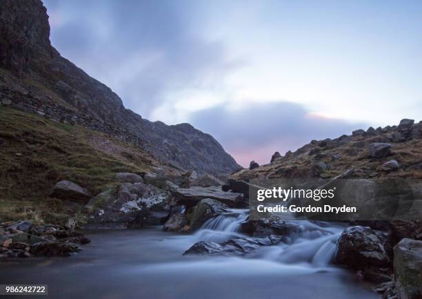 dawn in llanberis pass - llanberis stock pictures, royalty-free photos & images