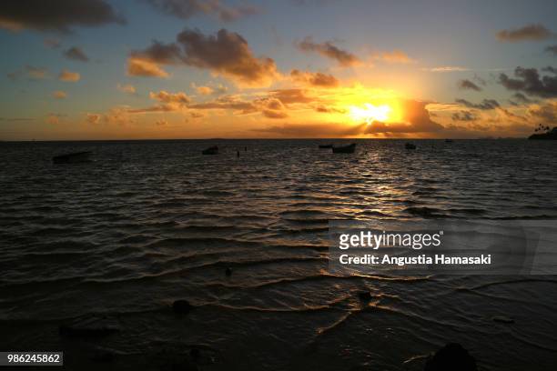 sunrise, kaneohe bay, oahu - kaneohe stock pictures, royalty-free photos & images