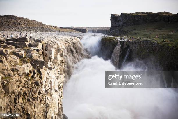 dettifoss waterfall in iceland at overcast weather - dettifoss waterfall foto e immagini stock