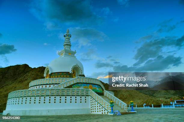 shanti stupa - シャンティストゥーパ ストックフォトと画像