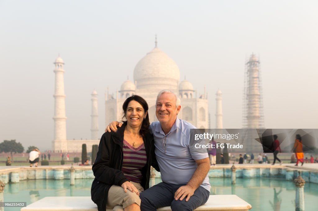 Maduras casal abraçando no Taj Mahal, Agra, Índia