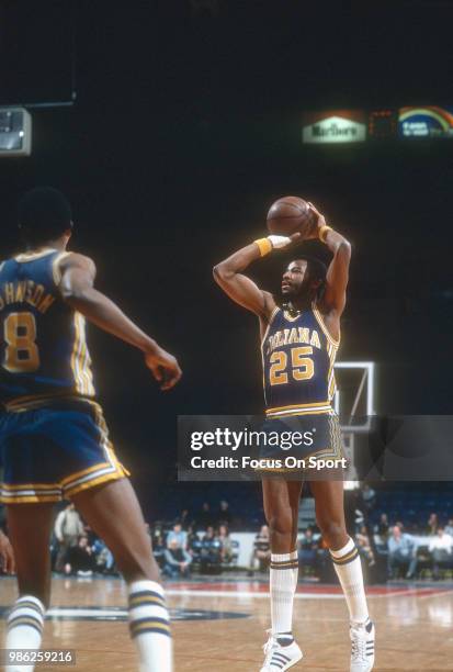Billy Knight of the Indiana Pacers shoots against the Washington Bullets during an NBA basketball game circa 1980 at the Capital Centre in Landover,...