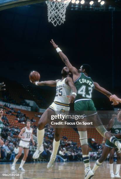 Billy Knight of the Indiana Pacers looks to shoot over Wayne Cooper of the Dallas Mavericks during an NBA basketball game circa 1981 at Market Square...