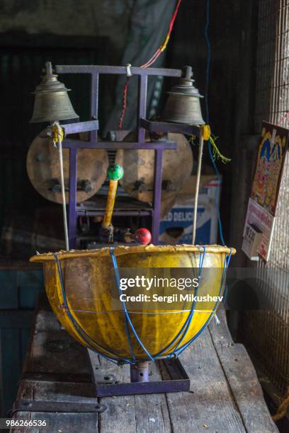 drum machine in the indian temple - the machine 2013 film stock-fotos und bilder