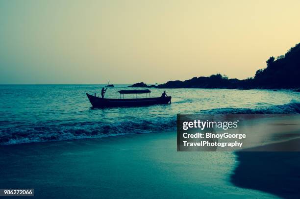 dusk @ halfmoonbeach gokarna - half moon position stock pictures, royalty-free photos & images