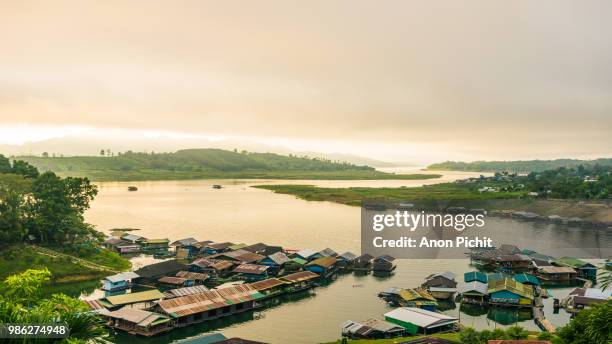 village on river in topical country - river anon photos et images de collection