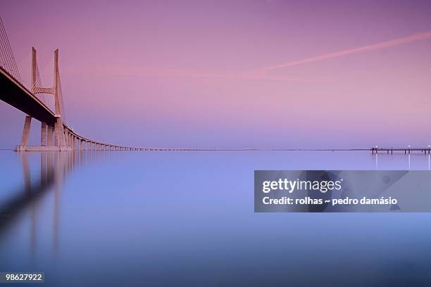 portugal, lisbon, vasco da gama bridge, night - rolhas stockfoto's en -beelden