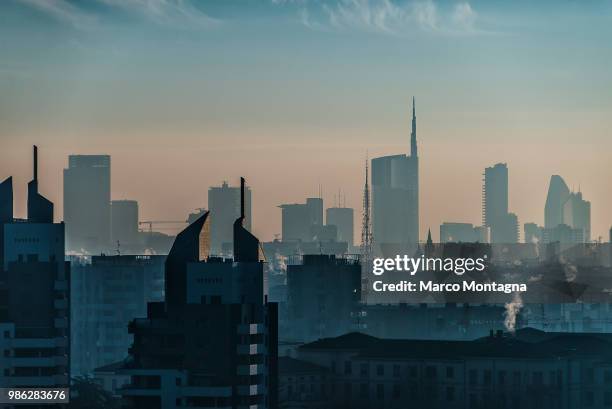 milan cityscape - montagna 個照片及圖片檔