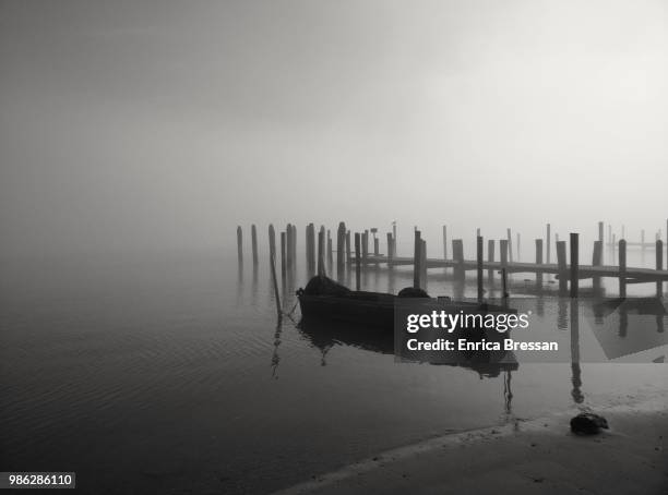 morning mist - enrica stockfoto's en -beelden