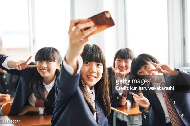 japanese junior high school students taking selfie photography - 若い カワイイ 女の子 日本人 ストックフォトと画像