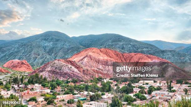 cerro de los siete colores (purmamarca) - cerro de los siete colores stock-fotos und bilder