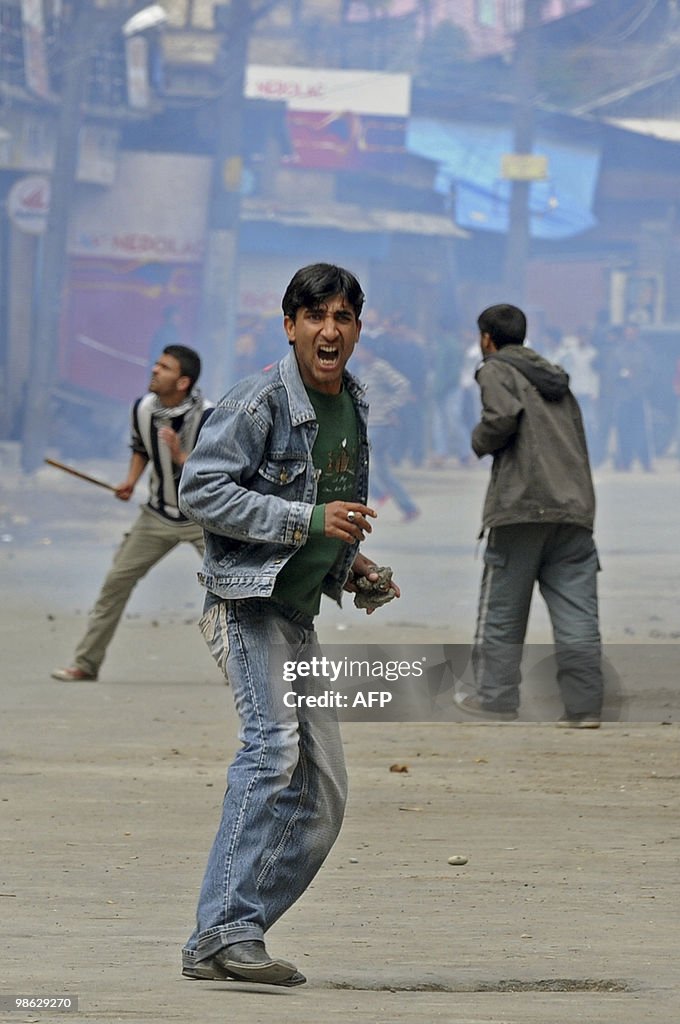 Kashmiri protestors clash with Indian po