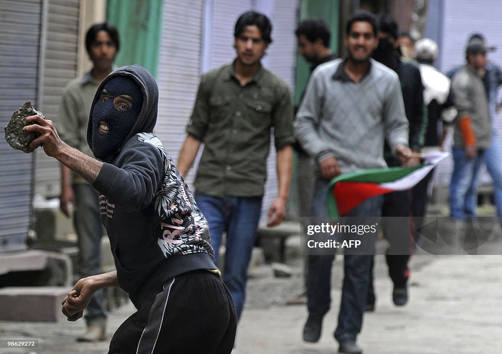Kashmiri protestors clash with Indian po