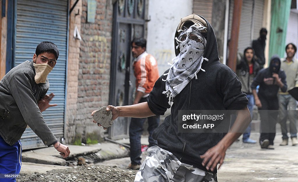 Kashmiri protestors clash with Indian po