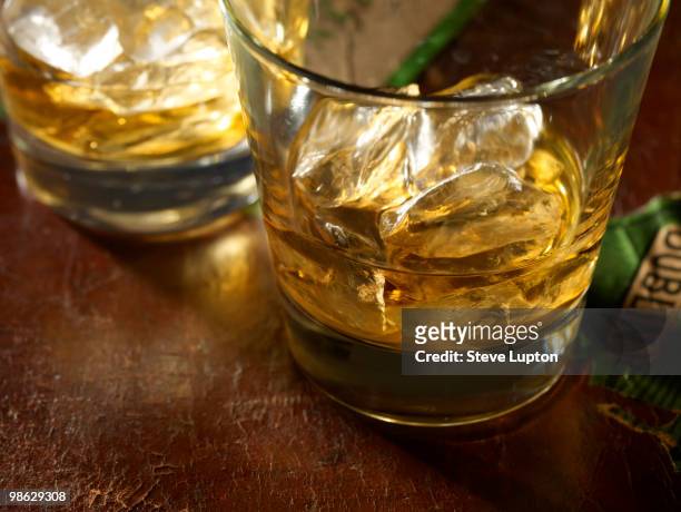 irish whiskey with ice - newpremiumuk 個照片及圖片檔