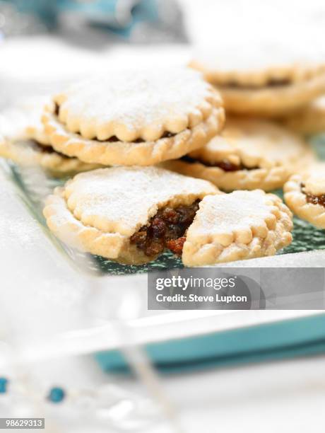 mince pies on a glass plate - newpremiumuk stock pictures, royalty-free photos & images