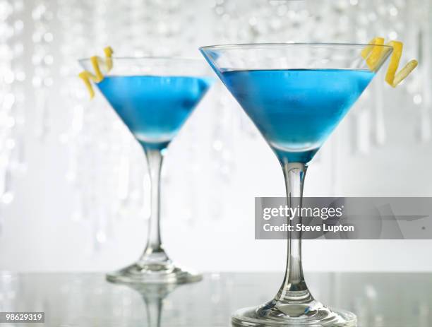 two blue cosmopolitan cocktail drinks - cosmopolitan cocktail foto e immagini stock