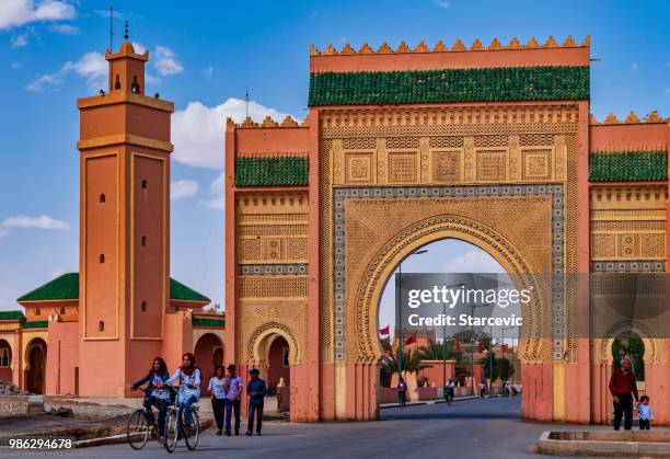 gate to the sahara desert morocco - merzouga stock pictures, royalty-free photos & images