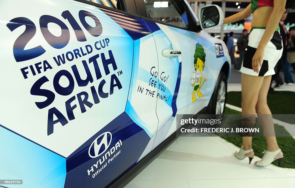 A model poses beside a Hyundai Santa Fe,