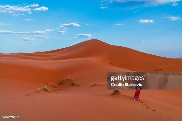 tourist in the sahara desert morocco - hot arabian women stock pictures, royalty-free photos & images