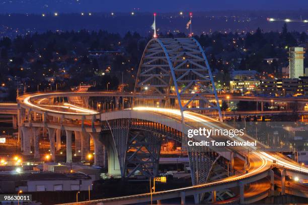 blue hour on the fremont bridge - bend oregon fotografías e imágenes de stock