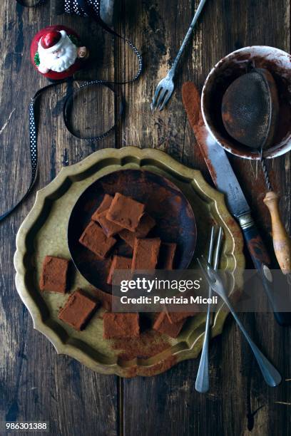 tartufi cioccolato - cioccolato fotografías e imágenes de stock