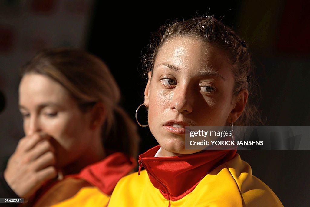 Belgian tennis player Justine Henin (L)