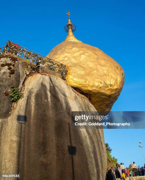 myanmar: golden rock pagoda - kyaiktiyo pagoda stock pictures, royalty-free photos & images