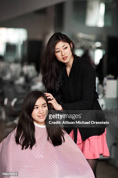 teenage girl getting her hair done in salon - experience fashion and beauty day 2 stock-fotos und bilder