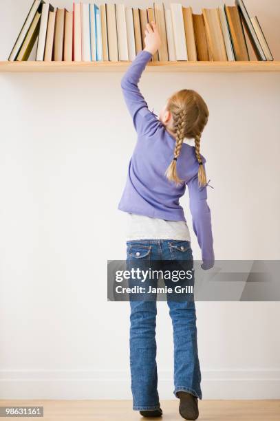 Reaching Books Kid Reaching Book Photos et images de collection - Getty Images