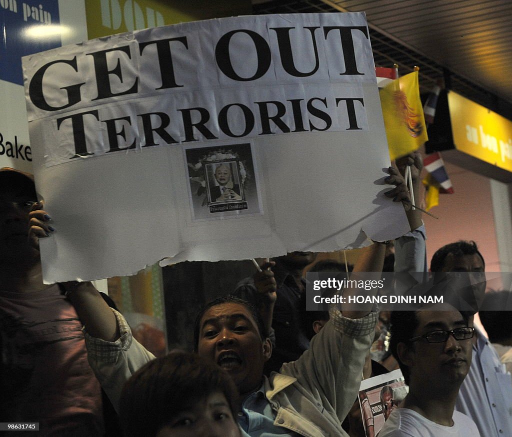 A Thai pro-government protester holds up