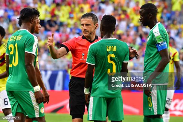 Serbian referee Milorad Mazic speaks to Senegal's forward Keita Balde, Senegal's midfielder Idrissa Gana Gueye and Senegal's midfielder Cheikhou...