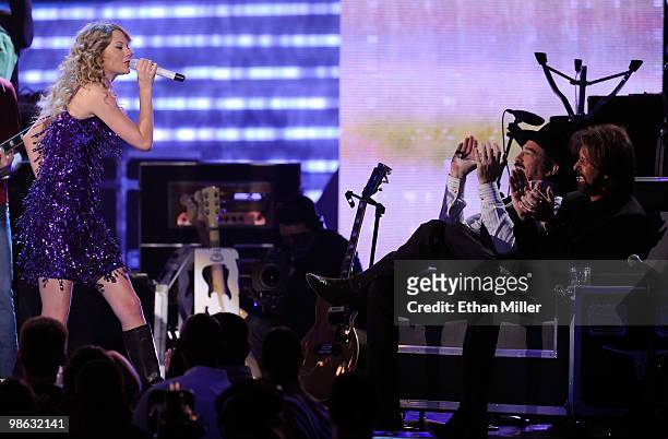 Recording artist Taylor Swift performs for Kix Brooks and Ronnie Dunn of the duo Brooks & Dunn during the "Brooks & Dunn - The Last Rodeo" show...