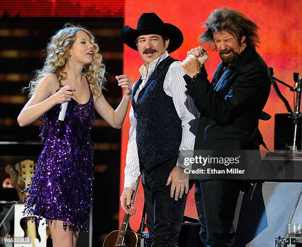 Recording artist Taylor Swift jokes with Kix Brooks and Ronnie Dunn of the duo Brooks & Dunn after performing during the "Brooks & Dunn - The Last...