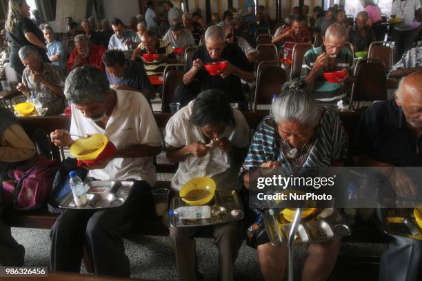 More than 1000 people, including children, adults, the elderly and the indigent, attend on June 27, 2018 in Maracaibo, Venezuela. To the Padre Claret...