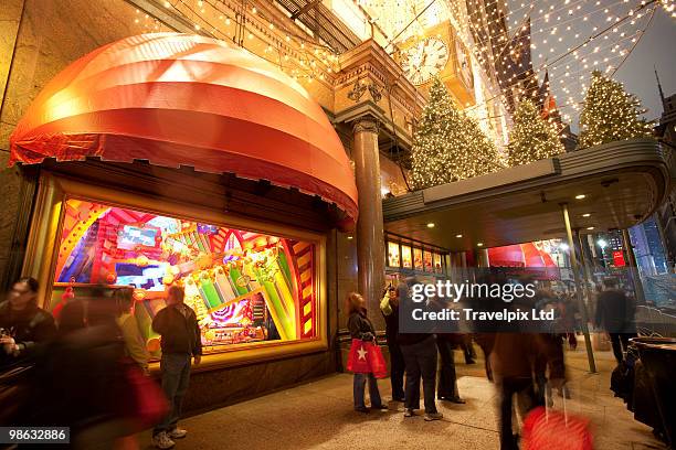 christmas shoppers, new york - christmas newyork stockfoto's en -beelden