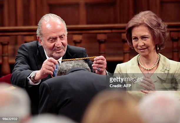 Mexican writer Jose Emilio Pacheco is awarded the Miguel de Cervantes 2009 Prize for literature by Spain's King Juan Carlos and Queen Sofia at the...