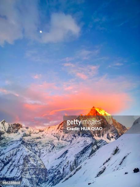 sunset of snow mountain - qiao stock-fotos und bilder